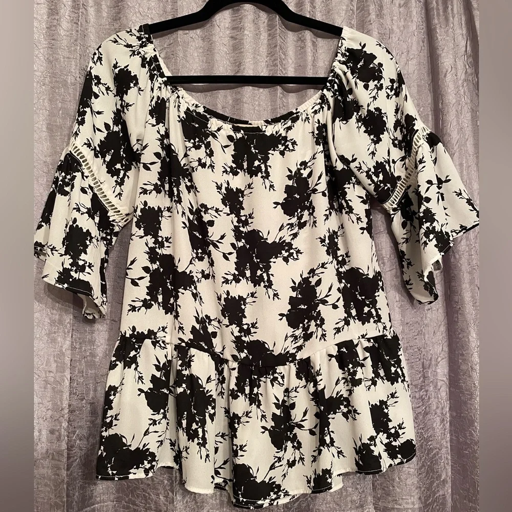 EUC Liberty Love Black/white floral print replum flowy bell sleeve blouse - Picture 1 of 5